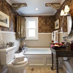 10 Fitch Luxurious Romantic Inn - Equestrian Suite Bathroom