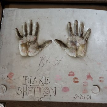 Billy Bob's Texas - My Mr. Shelton, what big hands you have - Music Venues Near Me - Fort Worth, Texas