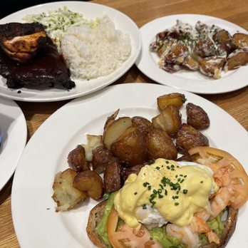 Earls Kitchen + Bar - Lobster shrimp Benedict, chicken and ribs - New American Near Me - Somerville, Massachusetts
