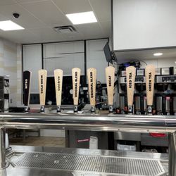 Dunkin' - Coffee pours
