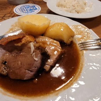 Augustiner am Dom - Schweinebraten mit Knödel und Krautsalat oder Blaukraut oder Sauerkraut. Knödel zu fest und ohne Geschmack. - German Near Me - Munich, BY Augustiner am Dom - Schweinebraten mit Knödel und Krautsalat oder Blaukraut oder Sauerkraut. Knödel zu fest und ohne Geschmack. - German Near Me - Munich, BY