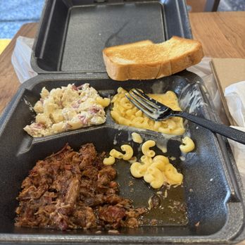 Cousin's BBQ - Bbq brisket, runny/watery Mac-n-cheese, and bland potato salad - Barbeque Near Me - Dallas, Texas