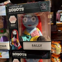 Hot Topic - Robots figures