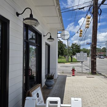 Casper’s Bistro - Entrance.  The city hall is right next door for parking - American Near Me - Goodlettsville, Tennessee