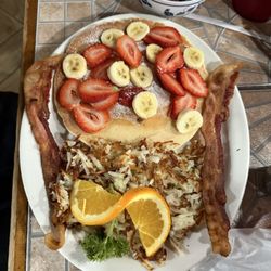 La Rueda - Pancake w/ fruit, hashbrowns, & bacon
