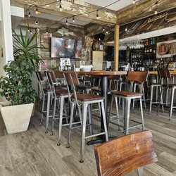Zogg's Raw Bar & Grill - Seating