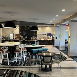 Holiday Inn Express & Suites - Charlotte Airport - Breakfast area
