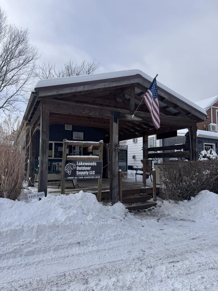 Lakewoods Outdoor Supply Logo