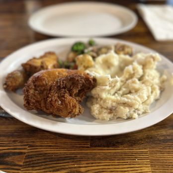 Apple Annie's - a plate of fried chicken, mashed potatoes and broccoli - Bakeries Near Me - Oak Glen, California Apple Annie's - a plate of fried chicken, mashed potatoes and broccoli - Bakeries Near Me - Oak Glen, California
