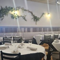 Russillo Pizzeria & Ristorante - Dining room