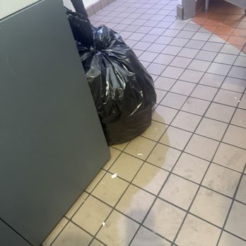 Oakobing - Trash bag left visible either trash on floor and dirty floors sticky and slippery - Ice Cream & Frozen Yogurt Near Me - Pasadena, California