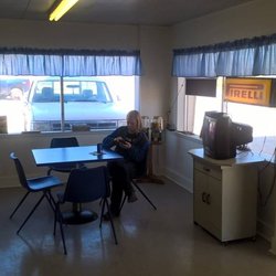 Anderson Tire - Waiting room.