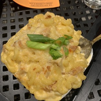 Kuma's Corner - Mac n cheese with chicken and caramelized onions - American Near Me - Indianapolis, Indiana Kuma's Corner - Mac n cheese with chicken and caramelized onions - American Near Me - Indianapolis, Indiana