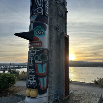 McMenamins Kalama Harbor Lodge - The totem pole. - Hotels Near Me - Kalama, Washington McMenamins Kalama Harbor Lodge - The totem pole. - Hotels Near Me - Kalama, Washington