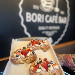 Wilmi Ricans - Cream cheese frosting and fruit on a croissant