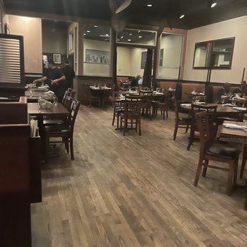 Thom Thom - Inside - Bars Near Me - Wantagh, New York