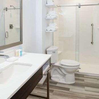 Hampton Inn Petaluma - Guest room bath - Hotels Near Me - Petaluma, California