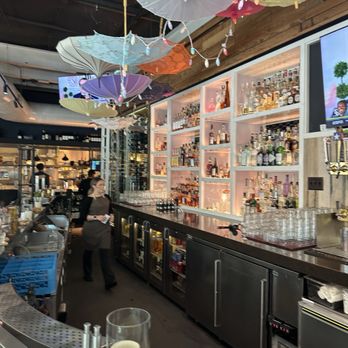 Fielding's Local Kitchen + Bar - Bar area - New American Near Me - The Woodlands, Texas