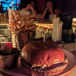 Burger w/ Fries - little dry