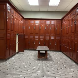 LA Fitness - Locker room