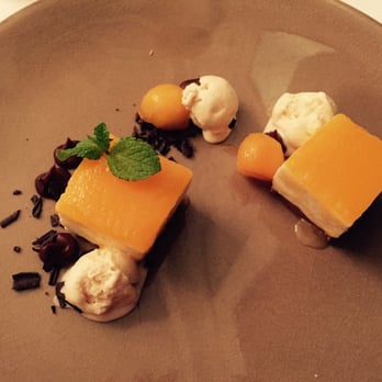 Marché 17 - 4e gang verrassingsmenu; bavarois met meloen, toefjes chocoladesaus, beetje ijs en enkele bolletjes meloen. - Wine Bars Near Me - Turnhout, VAN