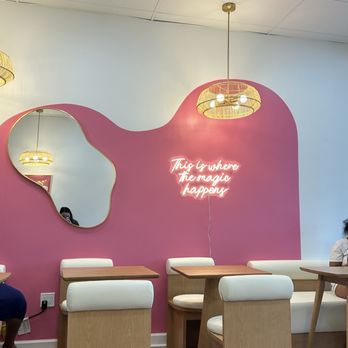 Mai Açaí - Seating area - Juice Bars & Smoothies Near Me - Peachtree Corners, Georgia