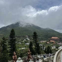 大嶼山 - Po Lin Monastery to the right
