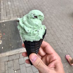 eisbar - One scoop of "After Eight" (mint chip) in a black cone