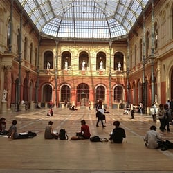 Ecole Nationale Supérieure des Beaux Arts - La cour vitrée. Les étudiants dessinent pour l'examen d'entrée.
