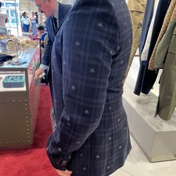 Gucci Outlet - Beautiful suit at the outlet