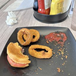 Hamburger, onion rings