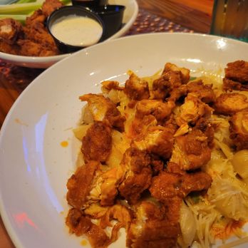 Miller's Ale House - Zinger's Mac and cheese (with zingers wings in the background) - American Near Me - Tampa, Florida Miller's Ale House - Zinger's Mac and cheese (with zingers wings in the background) - American Near Me - Tampa, Florida