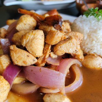 Brazas Chicken - Close-up of pollo saltado - Peruvian Near Me - Orlando, Florida