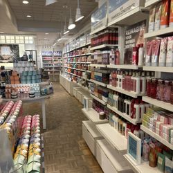 Bath & Body Works - Lots of options Well stocked/organized Clean Floors