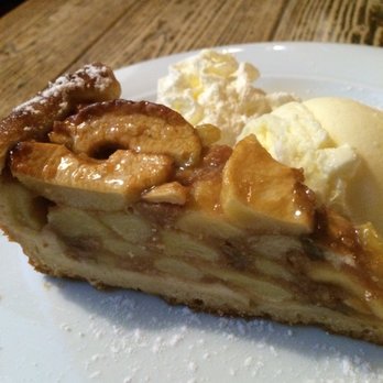 James Joyce - Apple pie with vanilla ice cream - Irish Pub Near Me - Prague, Puerto Rico