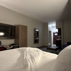 Holiday Inn Express & Suites Jackson/Pearl Intl Airport - King size suite- only 1 tv