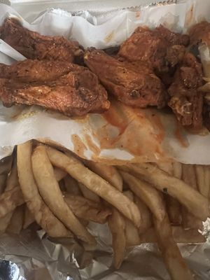 Haywood Lounge Best wings AVL. by null