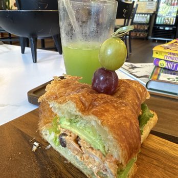 Le Dor cafe - Chicken sandwich and green juice - Cafes Near Me - Lantana, Florida Le Dor cafe - Chicken sandwich and green juice - Cafes Near Me - Lantana, Florida