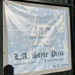 PI LA Pizza - Sign in alley