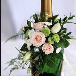 The Gift of Giving - Wine/Champagne Corsages.
Added to the centerpiece or by itself.
Weddings ~ XV ~ Congratulations great enhancement to Wow your guests!