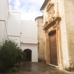 Convento de Santa Inés - Patio principal, al fondo está el torno en el que puedes pedir los dulces