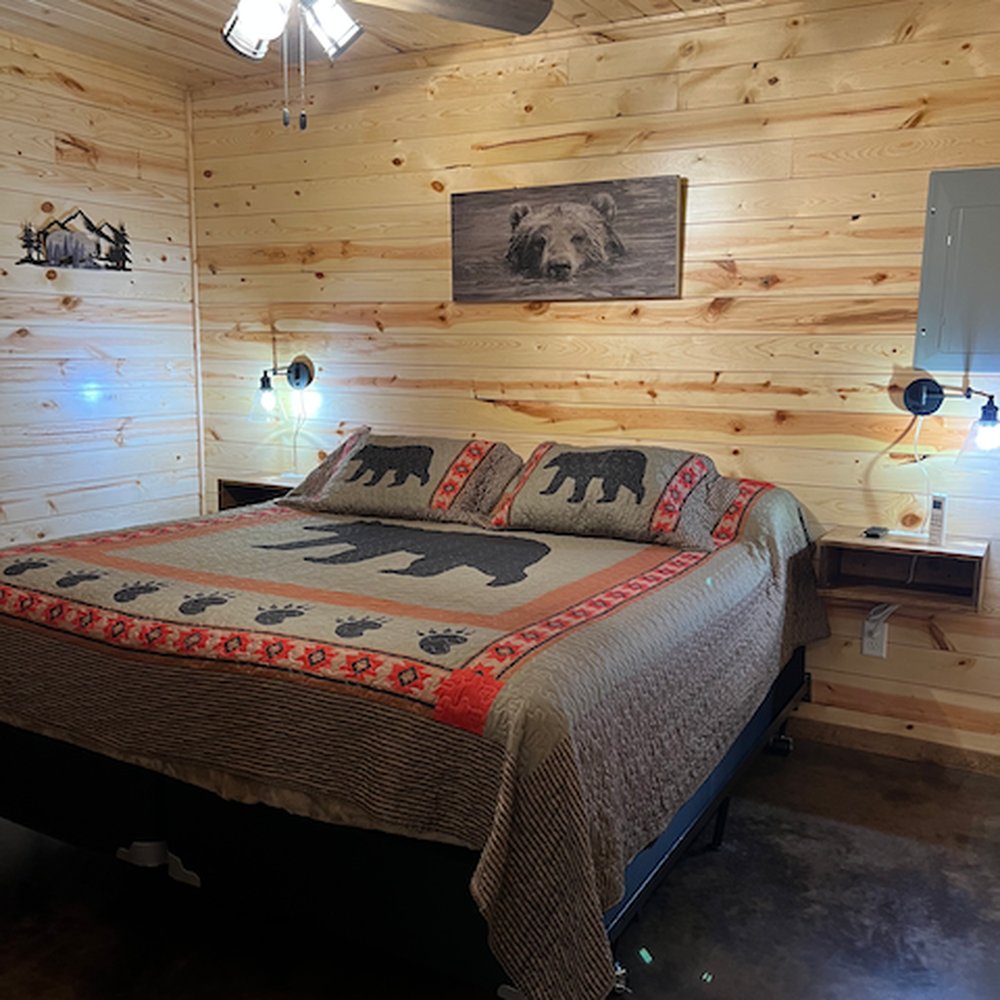 Longs Resort on Grand Lake - Papa's Hideaway bedroom - Hotels Near Me - Grove, Oklahoma Longs Resort on Grand Lake - Papa's Hideaway bedroom - Hotels Near Me - Grove, Oklahoma