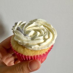 Cristina's Tortina Shop - Vanilla cupcake