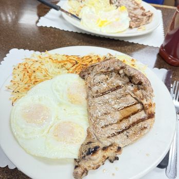 Harry's Cafe - Huge portions - American Near Me - Stanton, California