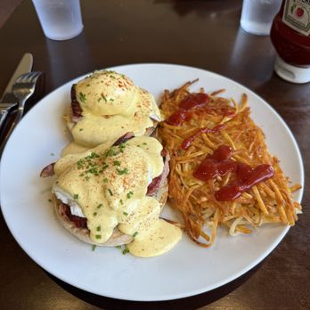 Branch Breakfast - Classic Eggs Benedict & Crispy Hashbrowns - Breakfast & Brunch Near Me - Fresno, California