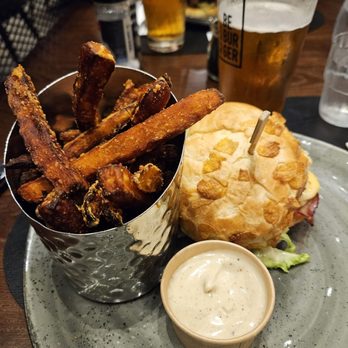 Be Burger Lille - Brusells burger, sweet potato fries and Vedett IPA beer. - Burgers Near Me - Lille, 59 Be Burger Lille - Brusells burger, sweet potato fries and Vedett IPA beer. - Burgers Near Me - Lille, 59