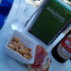 Antiu Xixona - Con la cerveza, una pequeña tapa y cacaos.
