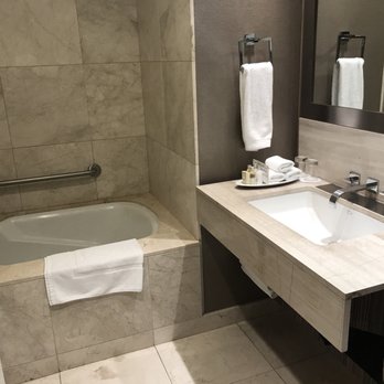 L'Hermitage Hotel - Our large bathroom - Hotels Near Me - Vancouver, British Columbia