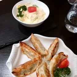 Kampai - Salade de pommes de terre japonaise et gyoza.