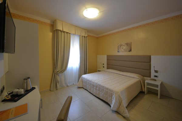 Hotel University by null